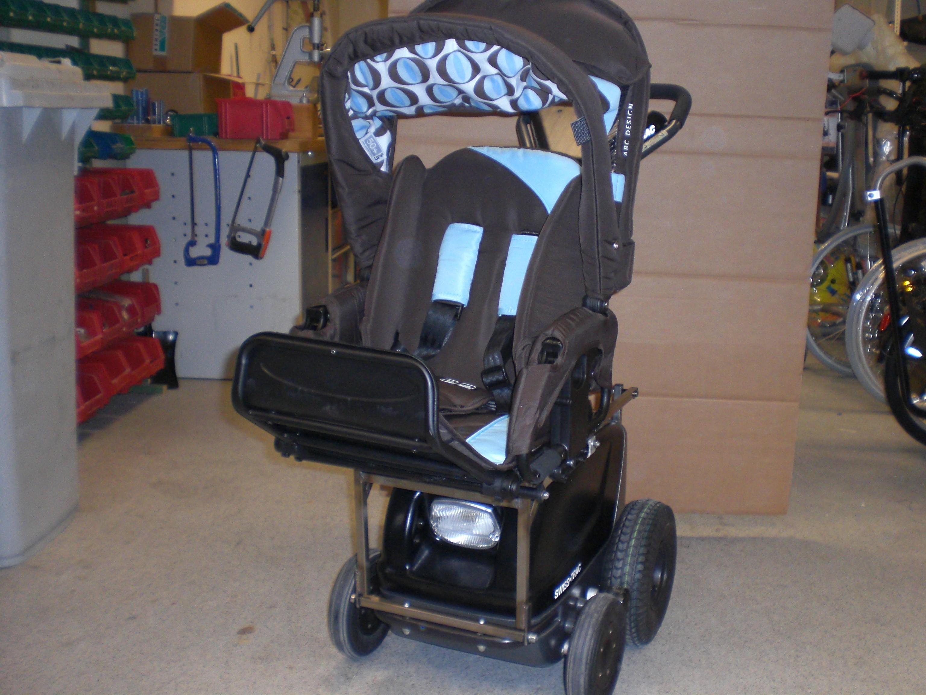 Kinderwagen mit Antrieb Frontansicht