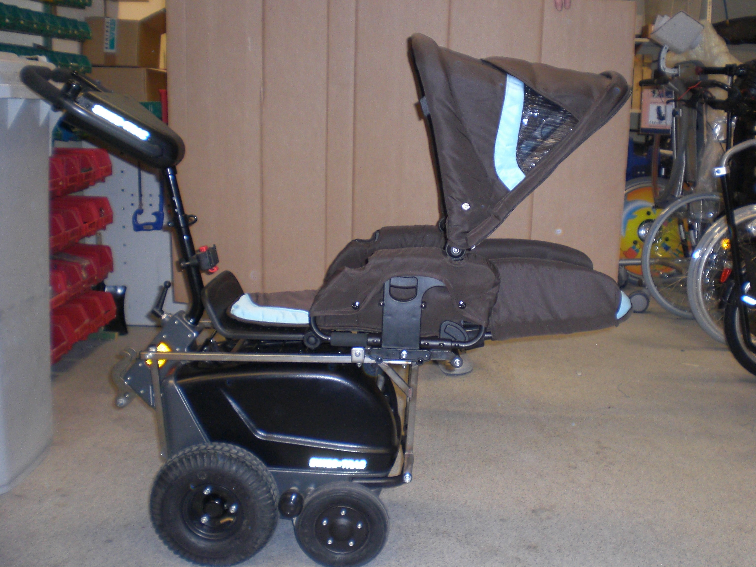 Kinderwagen mit Antrieb Seitenansicht